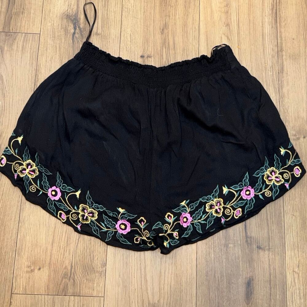 Angie Black Tulip Embroidered Floral Shorts Size M